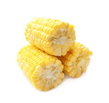 Çiğ mısır koçanı parçaları beyaza izole edilmiş.