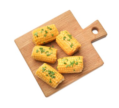 Maydanozlu haşlanmış mısır koçanı parçaları beyaza izole edilmiş.