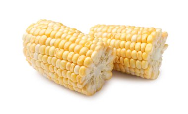 Çiğ mısır koçanı parçaları beyaza izole edilmiş.