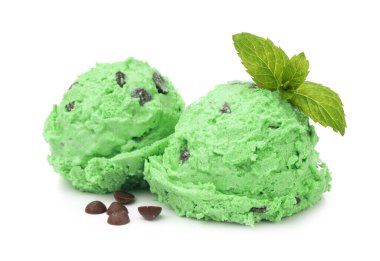 Nane şekerli çikolata parçalı dondurma ve beyaz yapraklar.