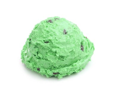 Bir top naneli çikolata parçalı dondurma beyaza izole edilmiş.