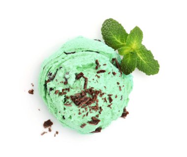 Bir top naneli çikolata parçalı dondurma, beyaz yapraklı, üst manzaralı.