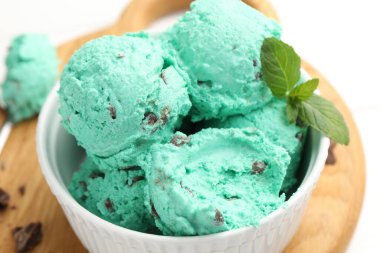 Beyaz ahşap masada naneli çikolatalı dondurma, yakın plan.