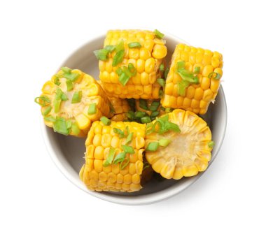 Kaynamış mısır koçanı parçaları ve yeşil soğan kasede, beyaz, üst görünümde izole edilmiş.