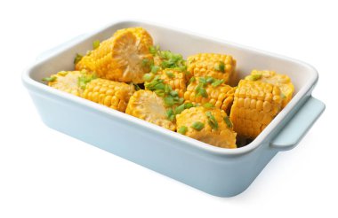 Pişirme kabında yeşil soğanlı haşlanmış mısır koçanı parçaları beyaza izole edilmiş.