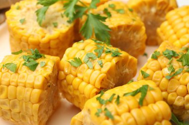 Maydanozlu haşlanmış mısır koçanı parçaları, yakın plan.