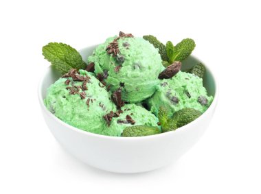 Lezzetli naneli çikolata parçalı dondurma ve beyaz kapta yapraklar.