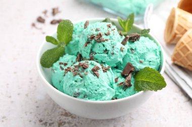 Nane aromalı çikolata parçalı dondurma, yapraklar ve waffle konileri, yakın plan.