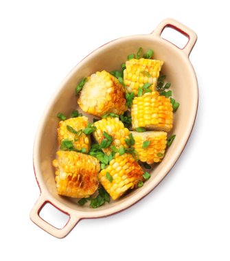 Beyaza izole edilmiş yeşil soğanlı ızgara mısır koçanı parçaları.