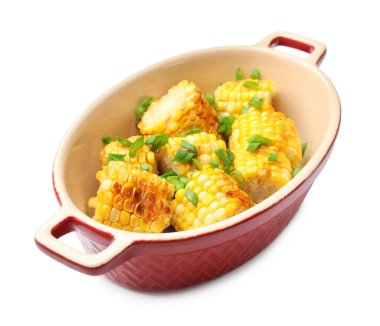 Izgara mısır koçanı parçaları ve yeşil soğan beyaza izole edilmiş.