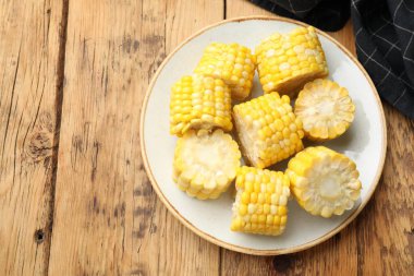 Ahşap masada haşlanmış mısır koçanı parçaları, üst manzara. Metin için boşluk
