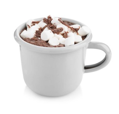 Şekerlemeli sıcak kakao ve beyaz bardakta izole edilmiş çikolata parçaları.