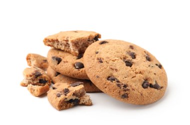 Lezzetli çikolata parçalı kurabiyeler beyaza izole edilmiş