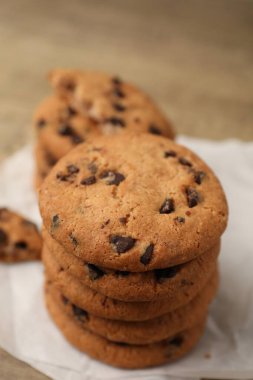 Lezzetli çikolatalı kurabiyeler masada, yakın plan.