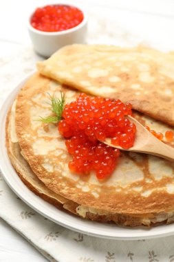 Masada kırmızı havyarlı lezzetli krepler, yakın plan.