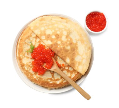 Kırmızı havyarlı leziz krepler beyaza izole edilmiş, üst manzara.