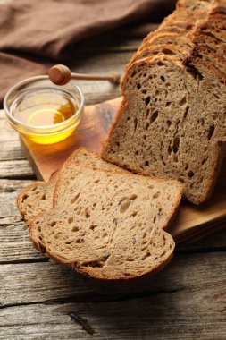 Tahta masada ballı ekmek dilimleri