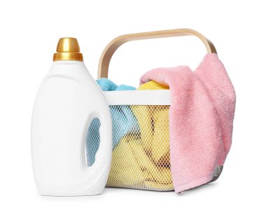 Çamaşır sepeti, yumuşak havlular ve beyaz üzerine izole edilmiş bir şişe deterjan.