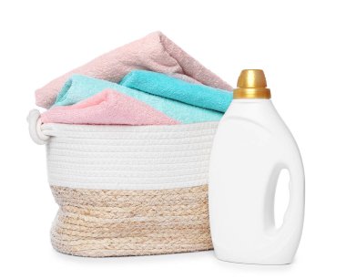 Çamaşır sepeti, yumuşak havlular ve beyaz üzerine izole edilmiş bir şişe deterjan.