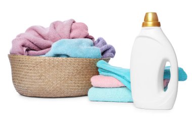 Çamaşır sepeti, yumuşak havlular ve beyaz üzerine izole edilmiş bir şişe deterjan.