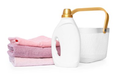 Çamaşır sepeti, yumuşak havlular ve beyaz üzerine izole edilmiş bir şişe deterjan.