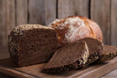 Masada farklı ekmek türleri, yakın çekim.