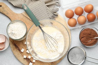 Hamur ve çırpı için farklı malzemeler gri masada, düz yerde.