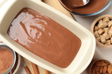 Sıvı çikolata hamuru, kakao tozu, esmer şeker, tarçın ve fındık.