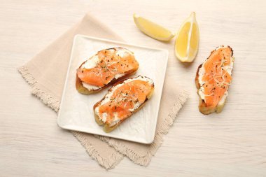 Somon, krem peynirli, mikroyeşillikli ve limon dilimli leziz bruschettalar.