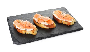 Somon, krem peynir ve beyaz üzerine izole edilmiş mikro sebzeli lezzetli bruschettalar.