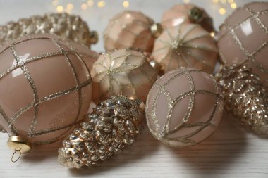 Güzel noel ağacı koleksiyonu beyaz ahşap masada, yakın plan.