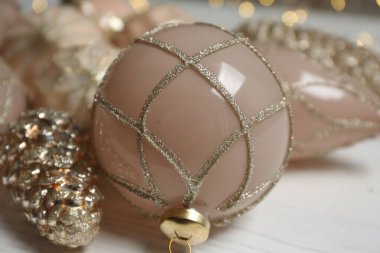 Beyaz masadaki güzel Noel ağacı mücevherleri, yakın plan.