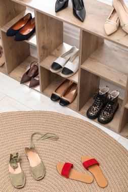 Ayakkabı deposu, kapalı bir yerde, üst tarafta.