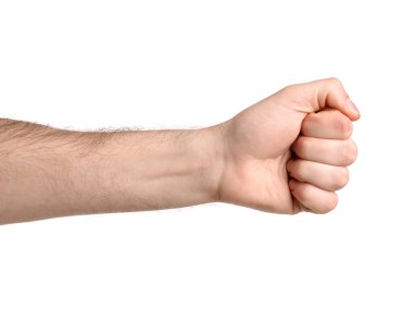 Beyaz arkaplanda yumruğunu gösteren adam, yakın plan