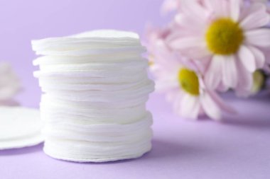 Leylak arka planında temiz pamuk pedleri ve çiçekler, yakın plan.