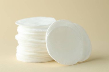 Bej arka planda temiz pamuk pedleri yığını, yakın plan