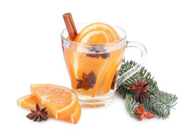 Cam bardakta baharatlı sıcak şarap, portakal dilimleri ve beyaz üzerine izole edilmiş köknar dalları.