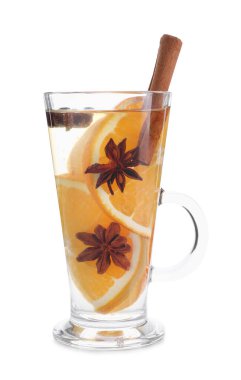 Lezzetli sıcak şarap, portakal dilimleri ve cam bardaktaki baharatlar beyaza izole edilmiş.