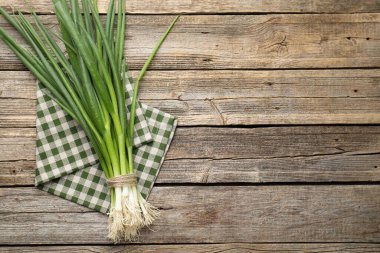 Tahta masada taze taze taze soğanlar, üst manzara. Metin için boşluk
