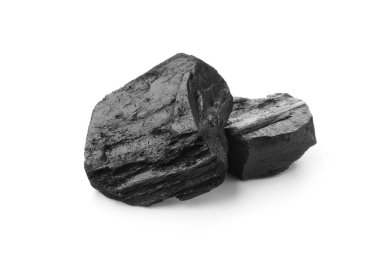 Siyah kömür parçaları beyaza izole edilmiş.