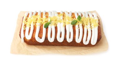 Lezzetli limonlu pasta, krema, lezzet ve nane ile süslenmiş beyaz üzerine izole edilmiş.