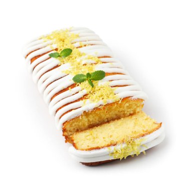 Lezzetli limonlu pasta, krema, lezzet ve nane ile süslenmiş beyaz üzerine izole edilmiş.