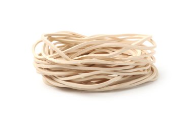 Beyaza izole edilmiş lastik bant yığını