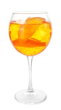 Beyaz üzerine izole edilmiş serinletici spritzer kokteyli.