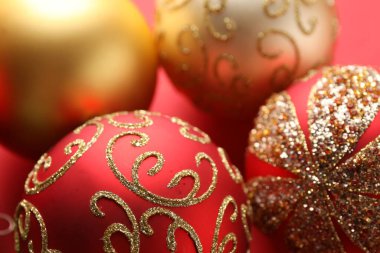 Kırmızı arka planda bir sürü güzel Noel balosu, yakın plan