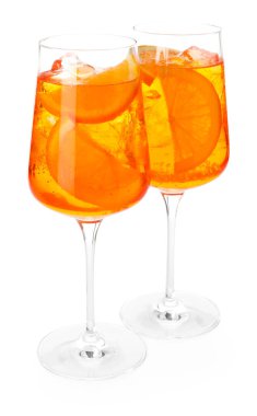 Beyaza izole edilmiş ferahlatıcı spritzer kokteyli bardakları.