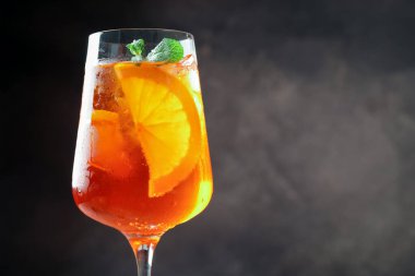 Karanlık arka planda serinletici bir kokteyl, yakın plan. Metin için boşluk