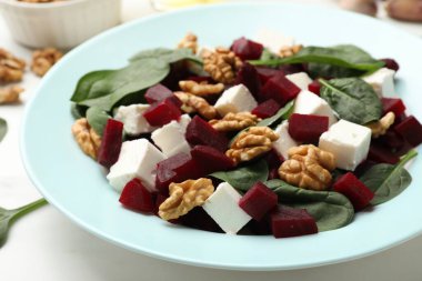 Pancar, peynir, ıspanak ve cevizli nefis salata, yakın plan.