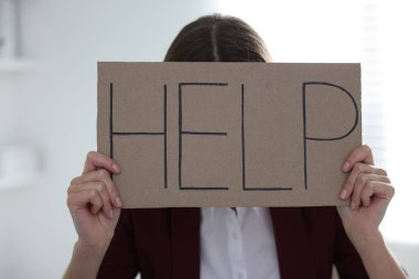 Sözlü tabela tutan kadın Ofiste yardım