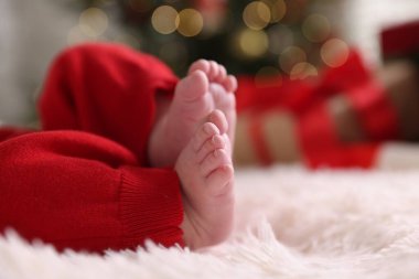 Evdeki yatakta küçük şirin bir bebek, yakın plan. Noel sezonu